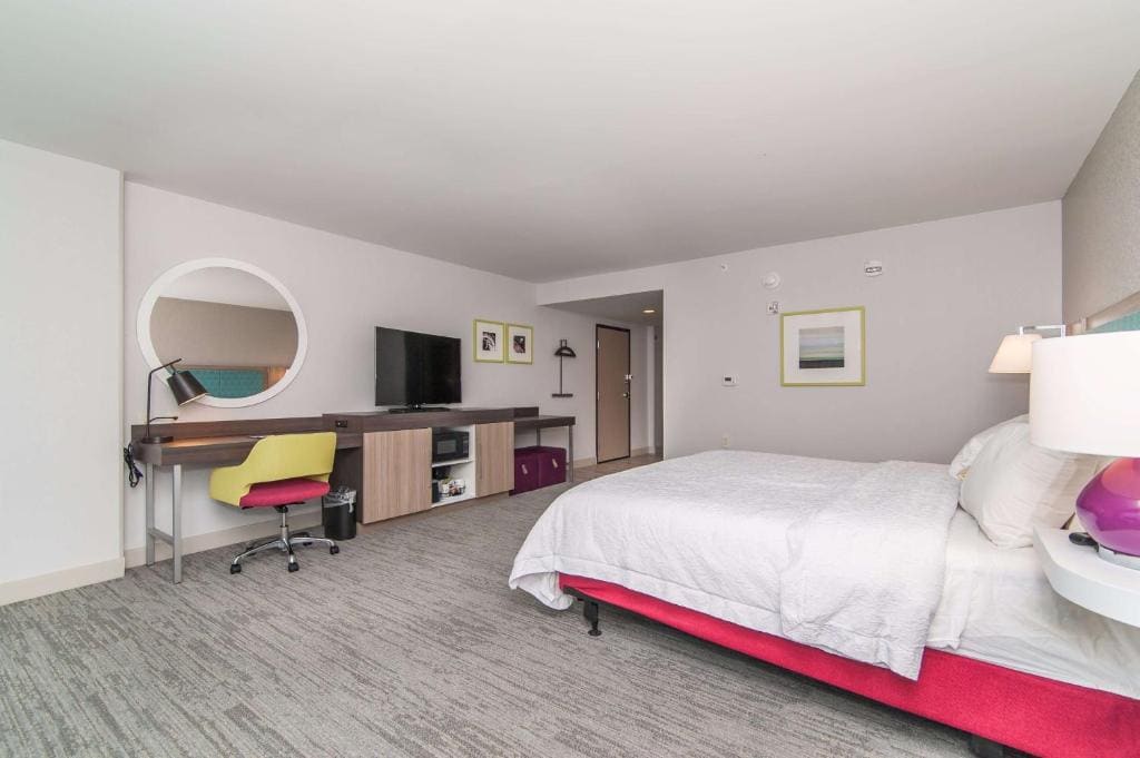King Room with Roll-In Shower - Mobility and Hearing Access/Non-Smoking room - Image 1