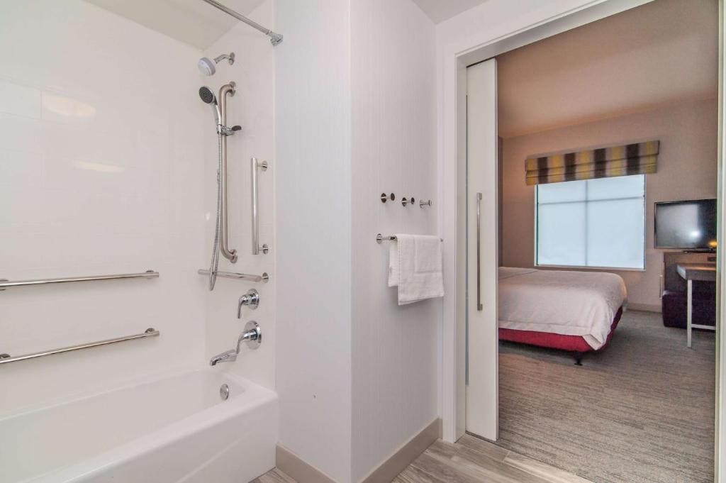 King Studio Suite - Mobility Access/Non-Smoking room - Image 2