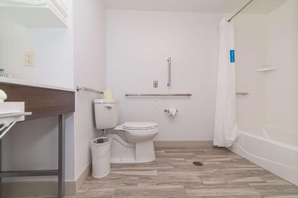 King Studio Suite - Mobility Access/Non-Smoking room - Image 3