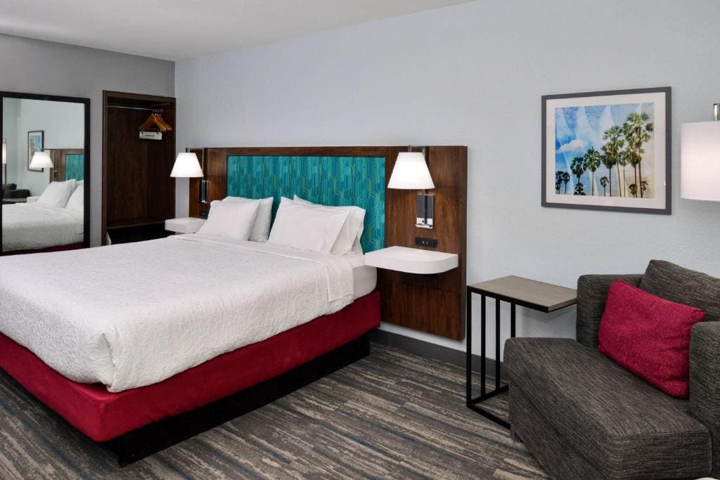 King Suite with Sofa Bed - Non-Smoking room - Image 2