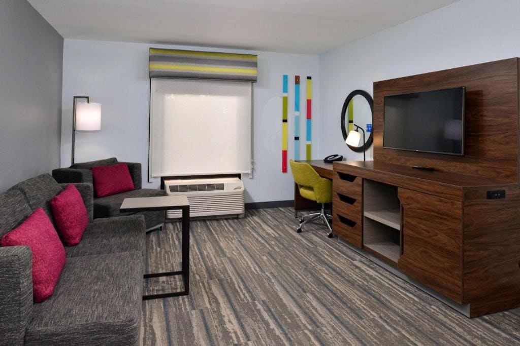 King Suite with Sofa Bed - Non-Smoking room - Image 3