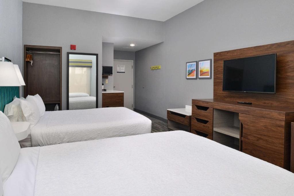 Room with Two Queen Beds - Non-Smoking room - Image 3