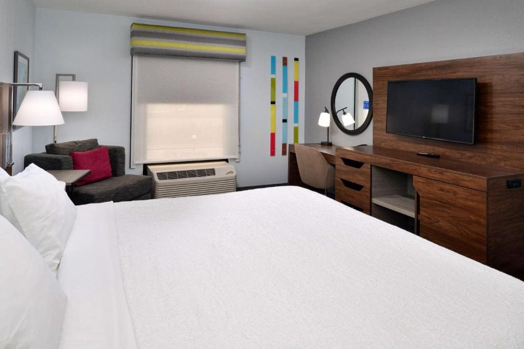 King Room with King Bed - Non-Smoking room - Image 1
