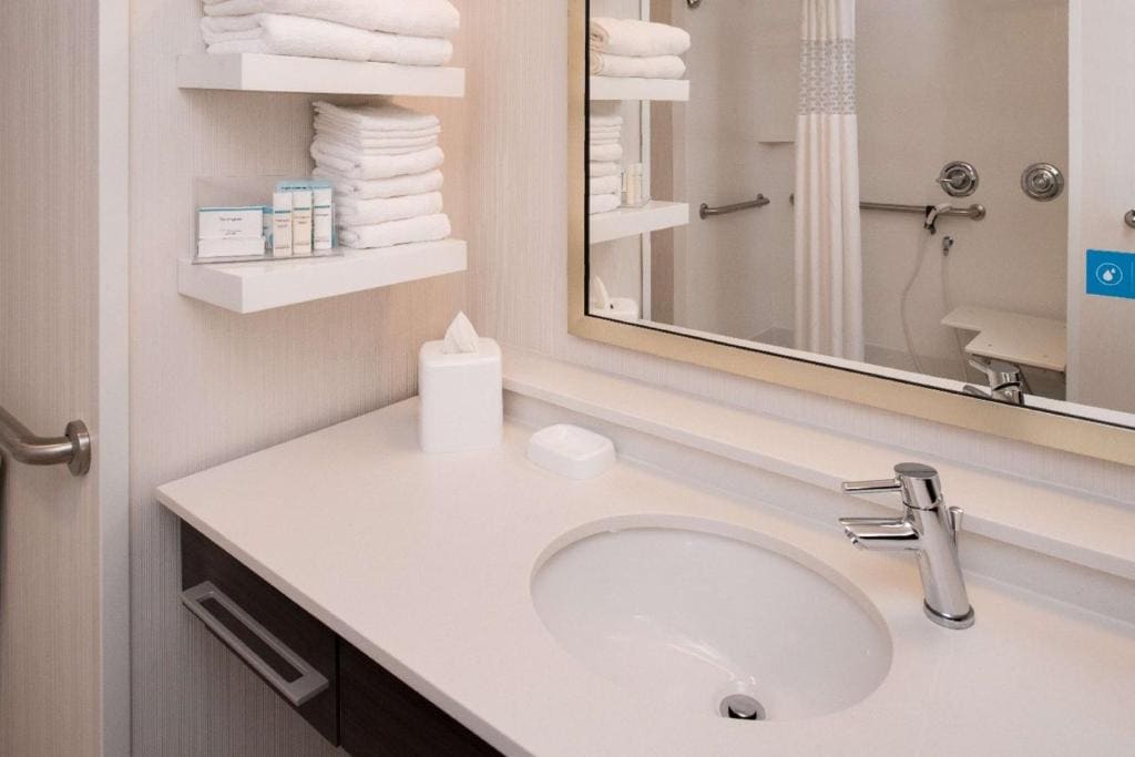 King Room with Roll-In Shower - Mobility Access/Non-Smoking room - Image 3