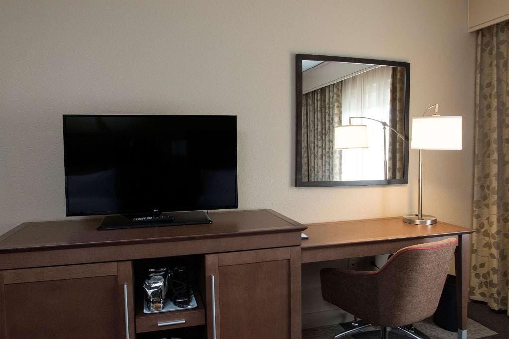 Queen Room with Two Queen Beds - Mobility and Hearing Access/Non-Smoking room - Image 2