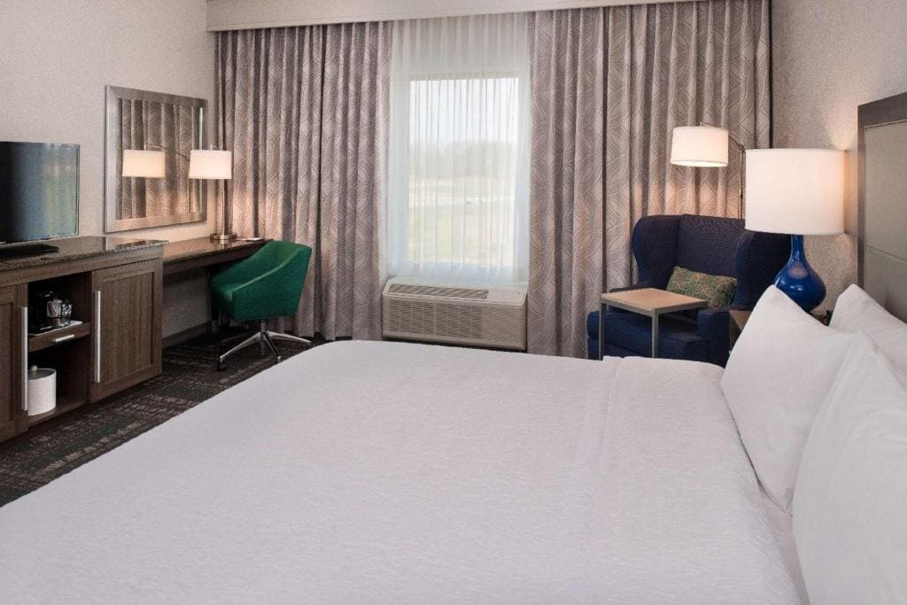 King Room with Roll-In Shower - Mobility Access/Non-Smoking room - Image 1