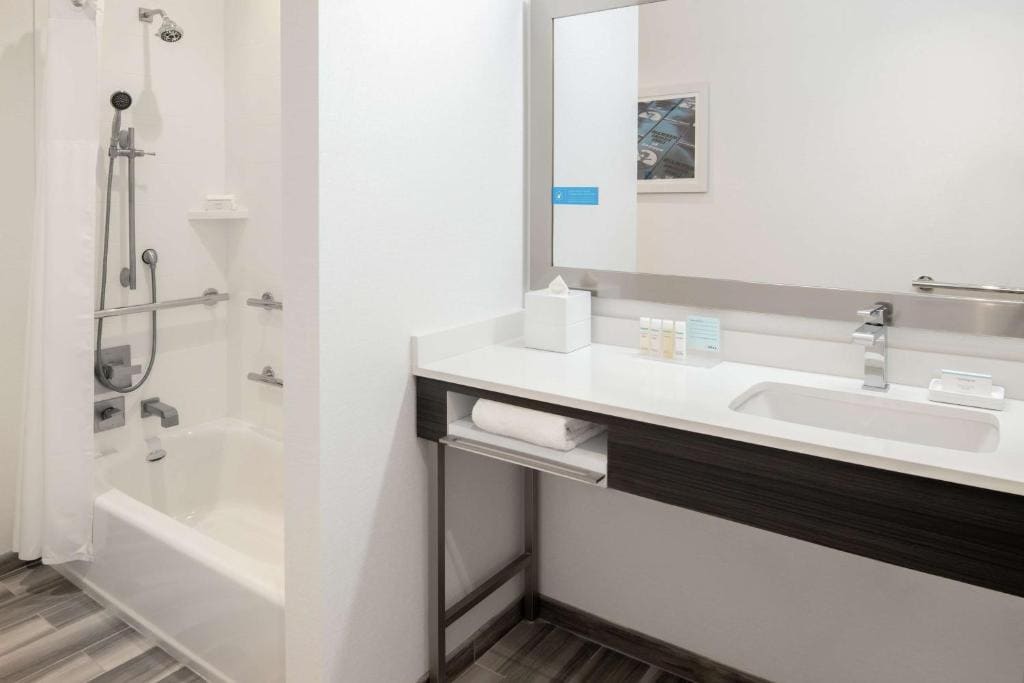 King Room with Bath Tub - Mobility/Hearing Accessible - Non-Smoking room - Image 2