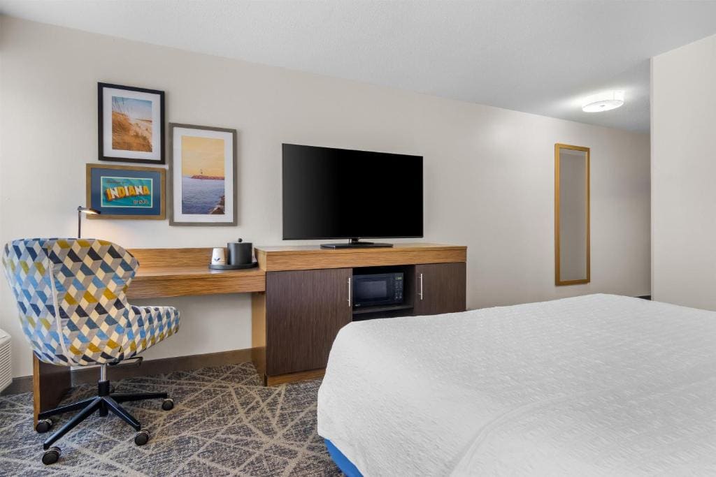 King Room with King Bed - Non-Smoking room - Image 2