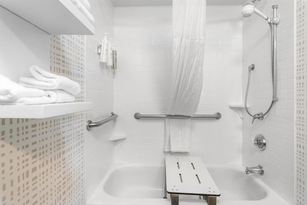 King Room - Mobility Access/Non-Smoking room - Image 3