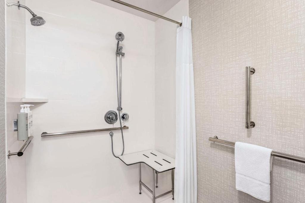 Queen Room with Two Queen Beds and Roll-In Shower - Mobility and Hearing Access/Non-Smoking room - Image 3