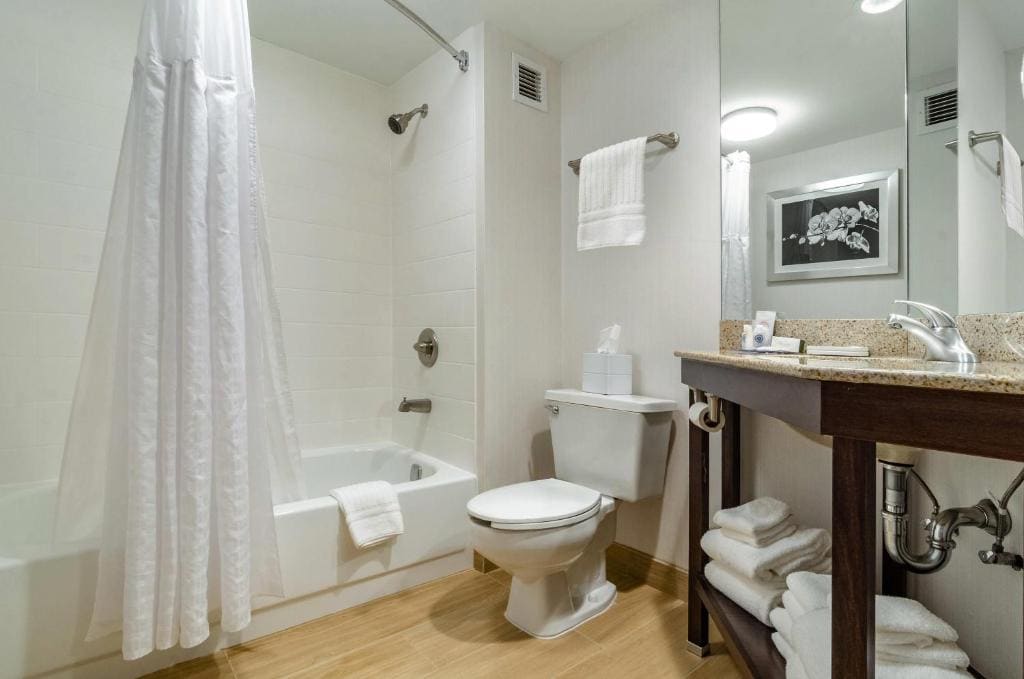 Queen Room with Two Queen Beds - Non-Smoking room - Image 3