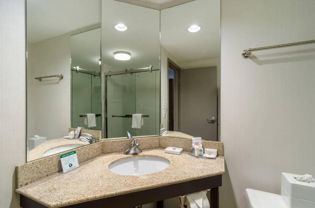 King Room with Bath Tub - Non-Smoking room - Image 3