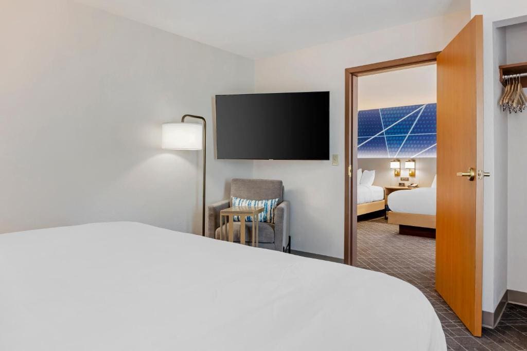 King Suite with King Bed and Two Queen Beds - Non Smoking room - Image 1