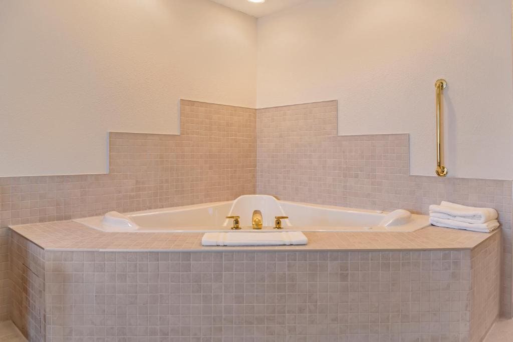 King Suite with Spa Bath room - Image 3