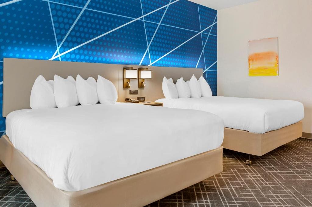 Quadruple Room with Two Queen Beds - Disability Access/Non Smoking room - Image 1