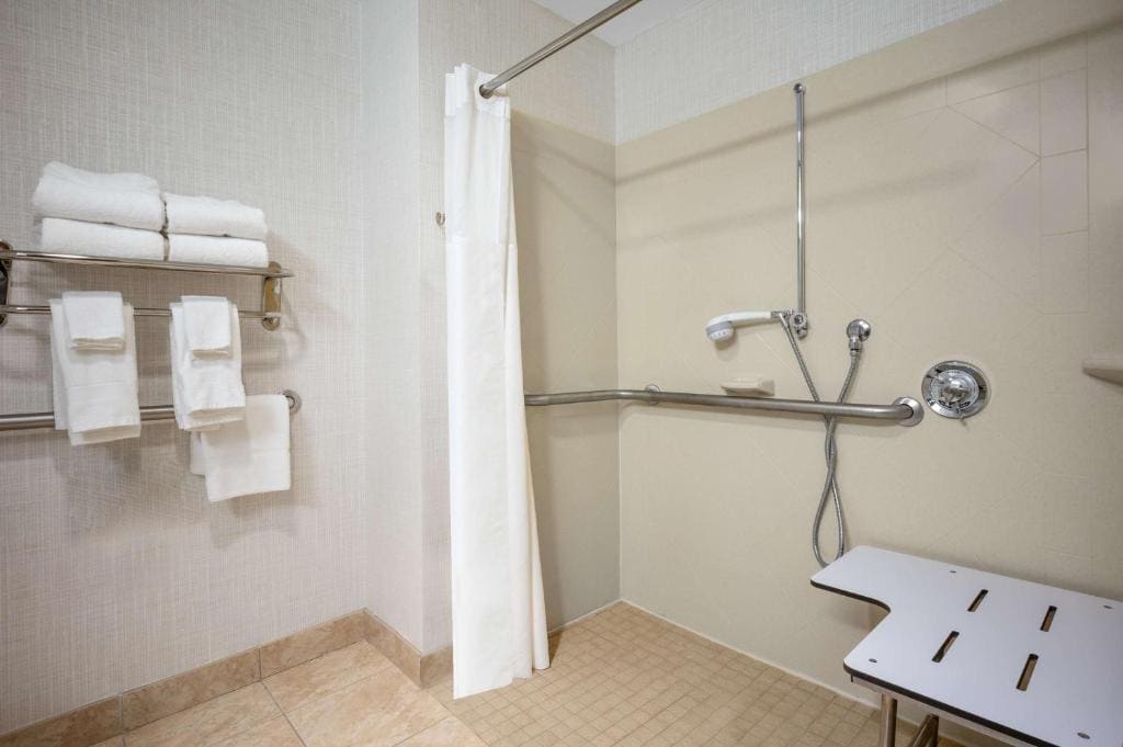 King Room with Accessible Tub - Mobility and Hearing Access/Non-Smoking room - Image 2