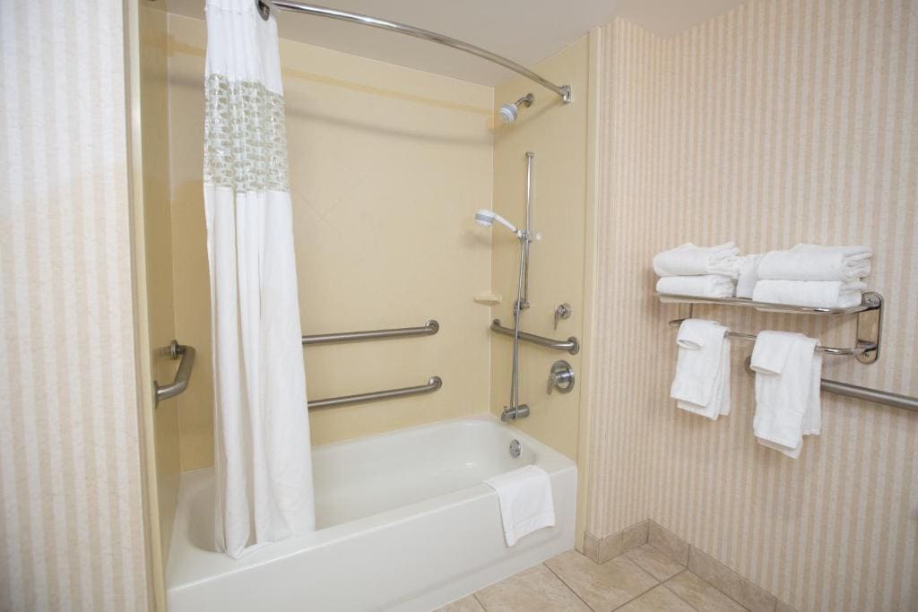 King Room with Accessible Tub - Mobility and Hearing Access/Non-Smoking room - Image 1