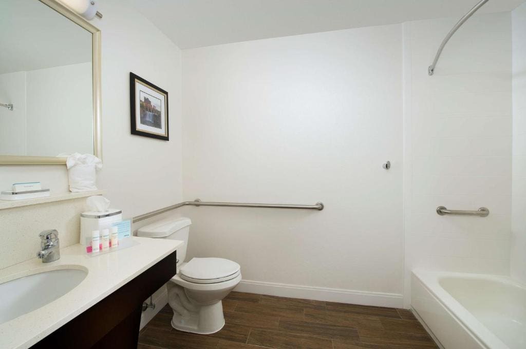 King Room - Mobility Access/Non-Smoking room - Image 1