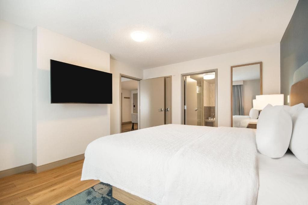 One-Bedroom King Suite with Whirlpool - Non-Smoking room - Image 1