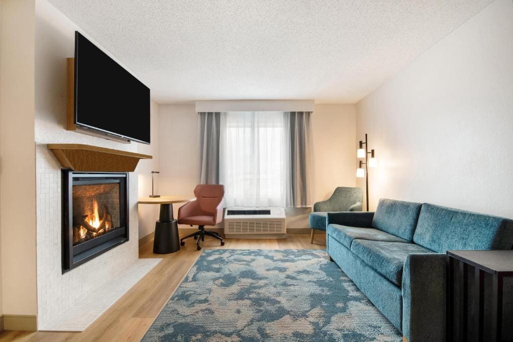 One-Bedroom King Suite with Whirlpool - Non-Smoking room - Image 2