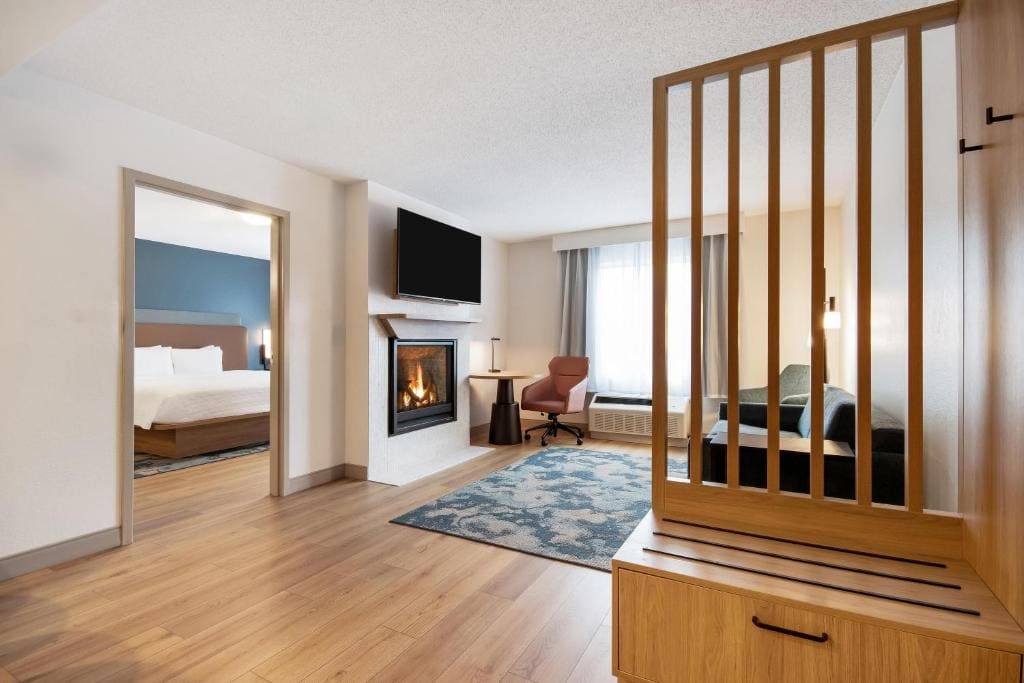 One-Bedroom King Suite with Whirlpool - Non-Smoking room - Image 3