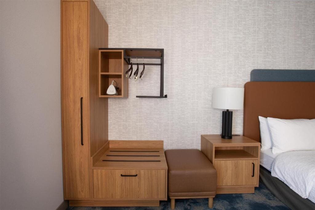 King Room with Bath Tub - Mobility and Hearing Access room - Image 3