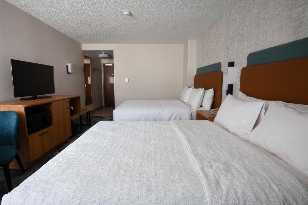 Queen with Two Queen Beds - Non-Smoking room - Image 1