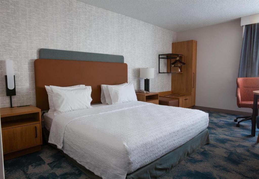 King Room with Bath Tub - Mobility and Hearing Access room - Image 1