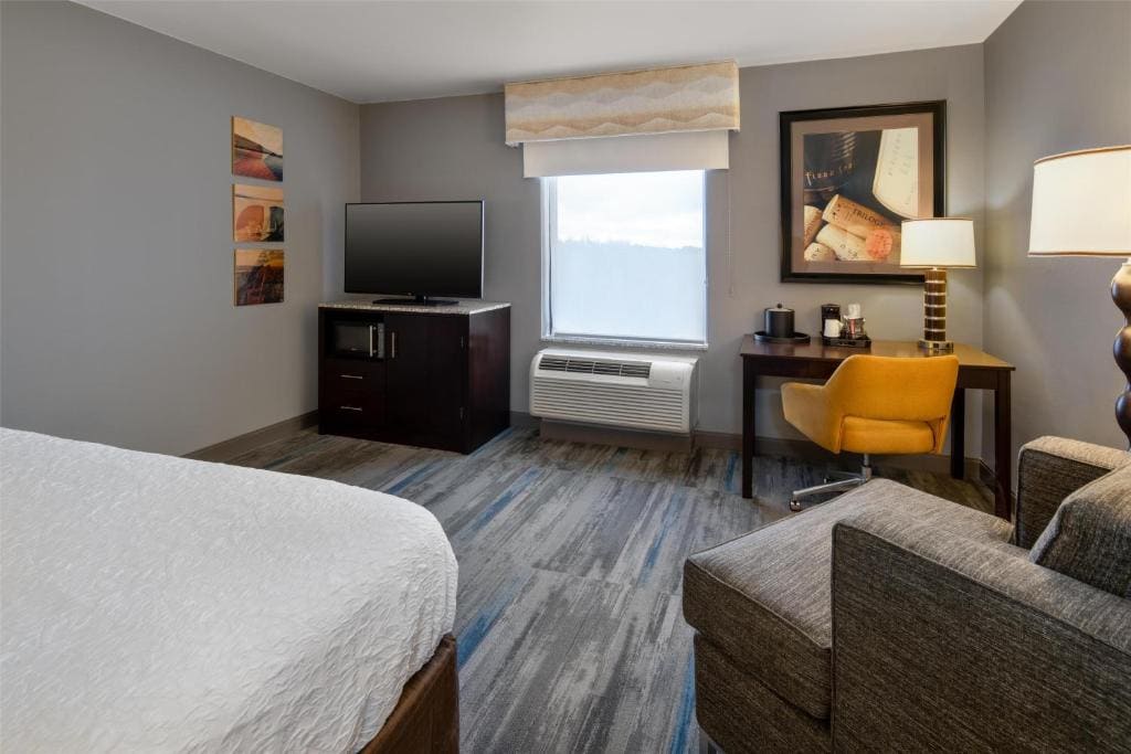 King Room with King Bed - Non-Smoking room - Image 3