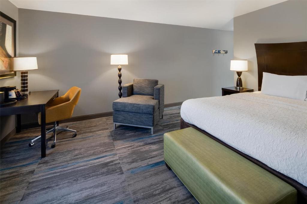 King Room with King Bed - Non-Smoking room - Image 2