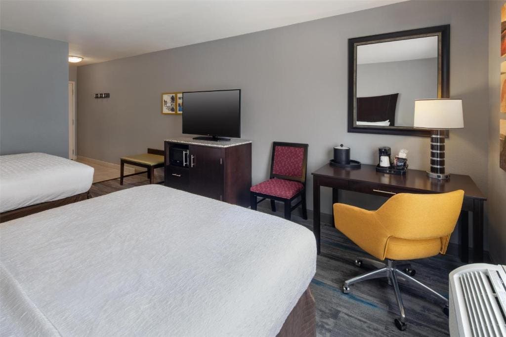 Room with Two Queen Beds - Non-Smoking room - Image 2