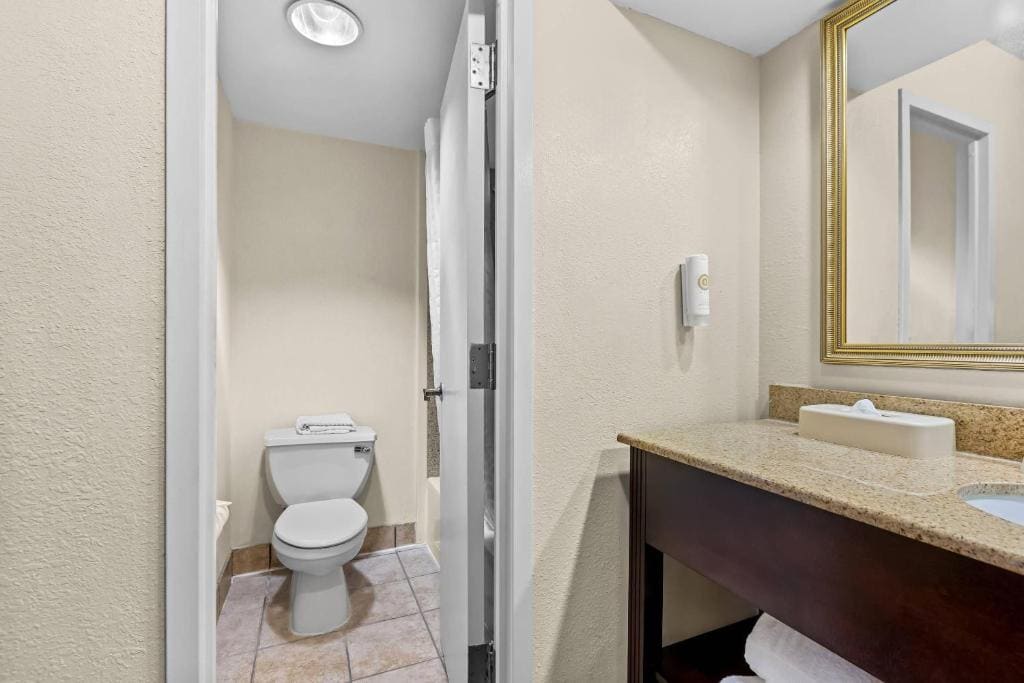 King Suite - Non-Smoking room - Image 1