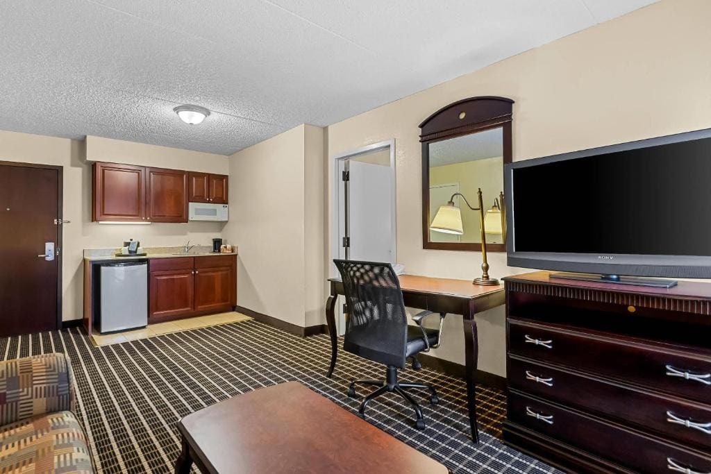 King Suite - Non-Smoking room - Image 2