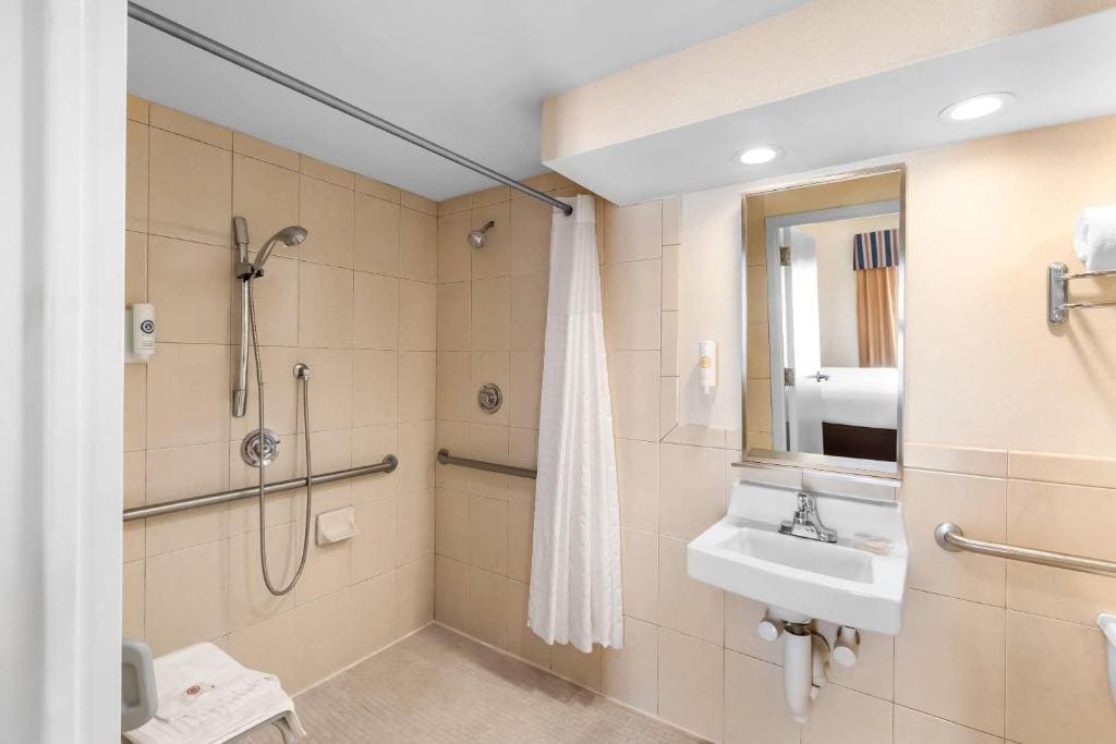Double Room with Two Double Beds room - Image 3