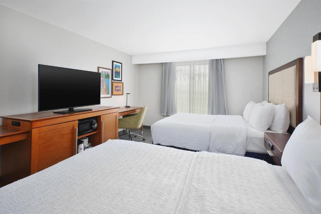 Queen Room with Two Queen Beds (4 Adults) room - Image 3