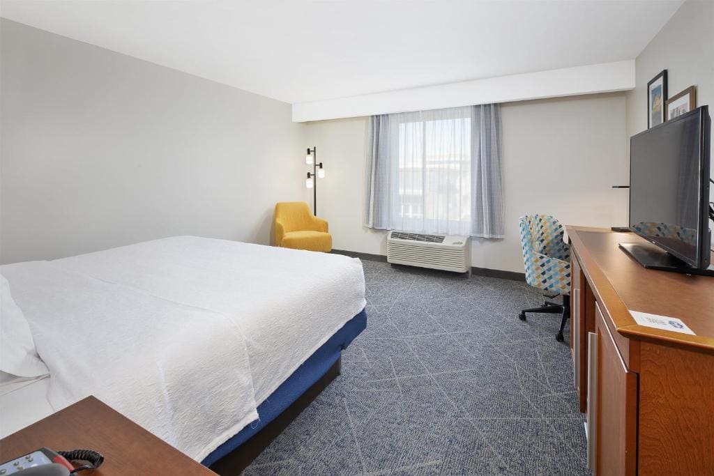 King Room with Accessible Tub - Mobility and Hearing Access/Non-Smoking room - Image 1