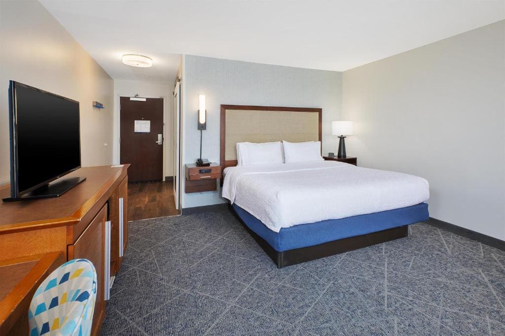 King Room with Sofa Bed - Non-Smoking room - Image 3