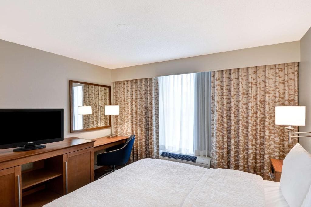 King Room with Roll-In Shower - Mobility and Hearing Access/Non-Smoking room - Image 1