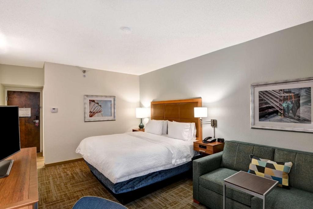King Room with Accessible Tub - Mobility and Hearing Access/Non-Smoking room - Image 2