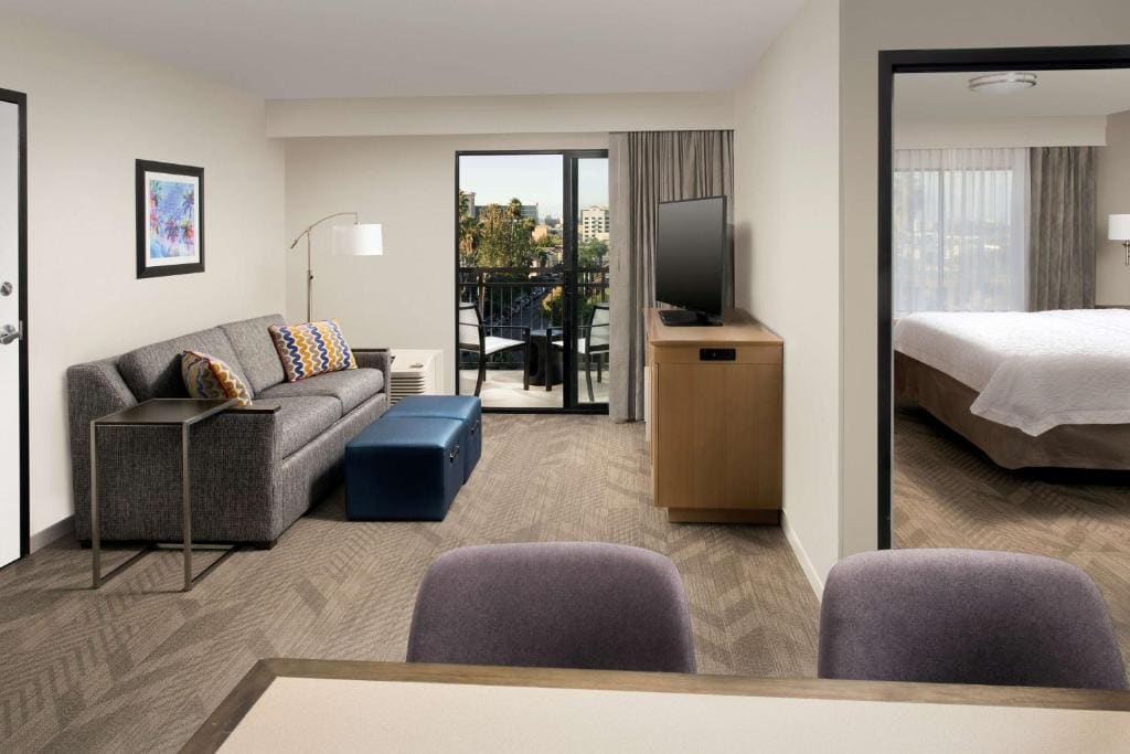 One-Bedroom King Suite with Balcony - Non-Smoking room - Image 2