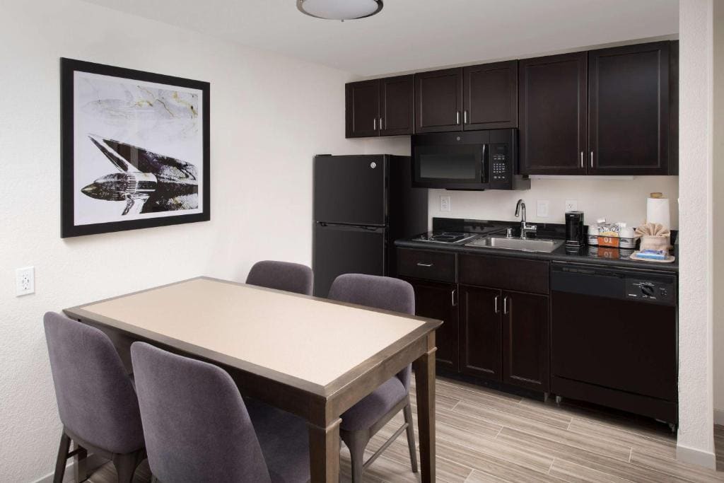 One-Bedroom King Suite with Balcony - Non-Smoking room - Image 3