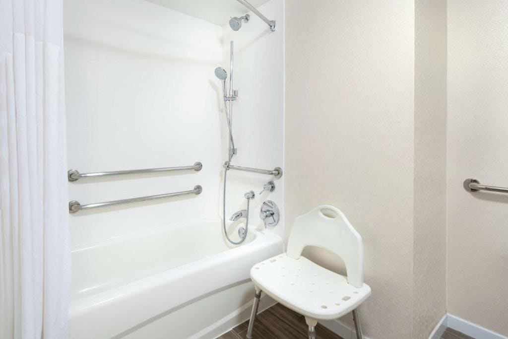 King Room - Mobility Access/Non-Smoking room - Image 3