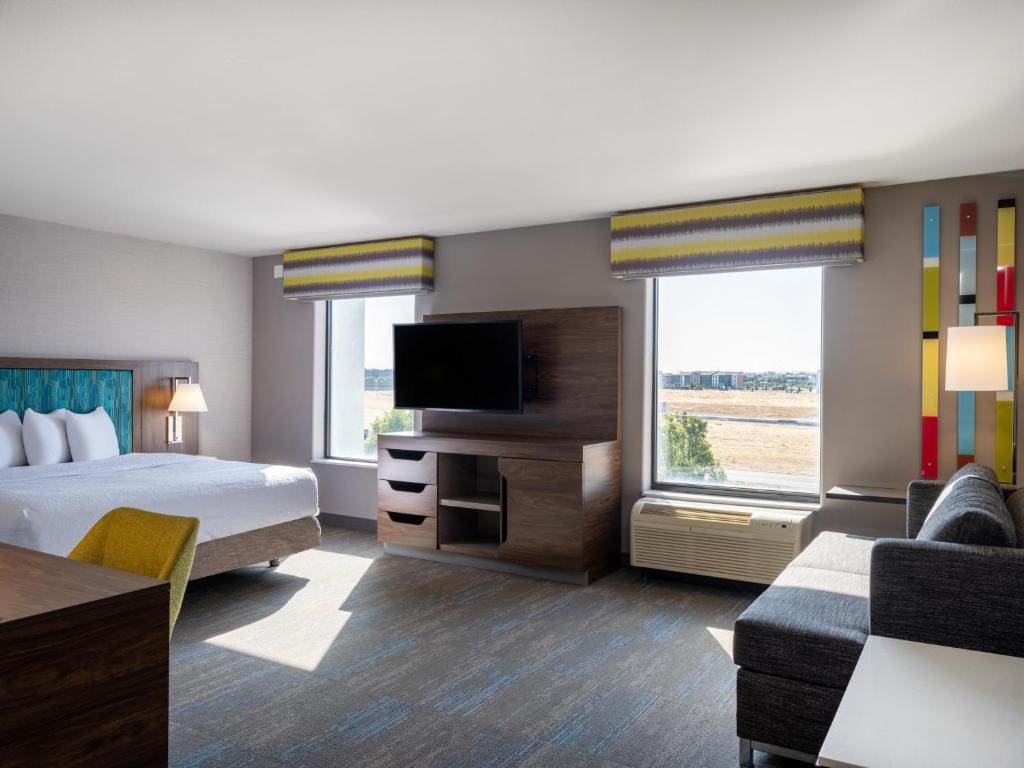 King Room - Mobility and Hearing Accessible - Non-Smoking room - Image 1