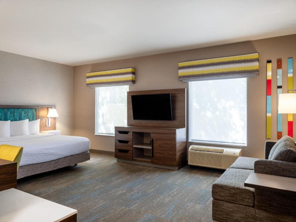 King Room with Roll-In Shower - Mobility/Hearing Accessible room - Image 3