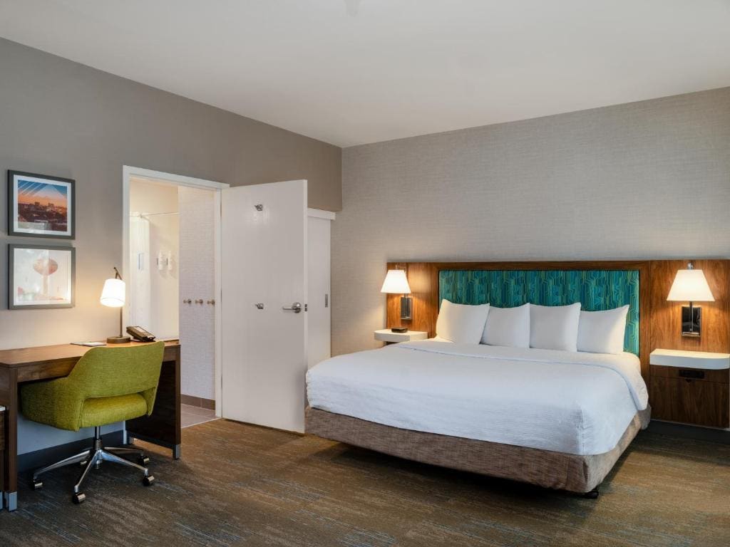 King Room with Roll-In Shower - Mobility/Hearing Accessible room - Image 1