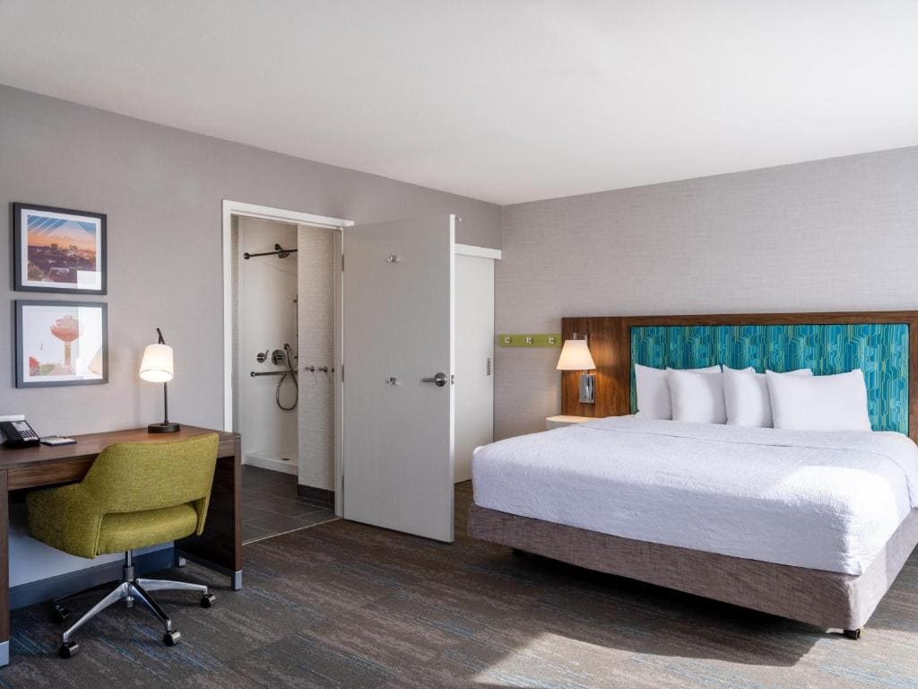 King Room - Mobility and Hearing Accessible - Non-Smoking room - Image 3