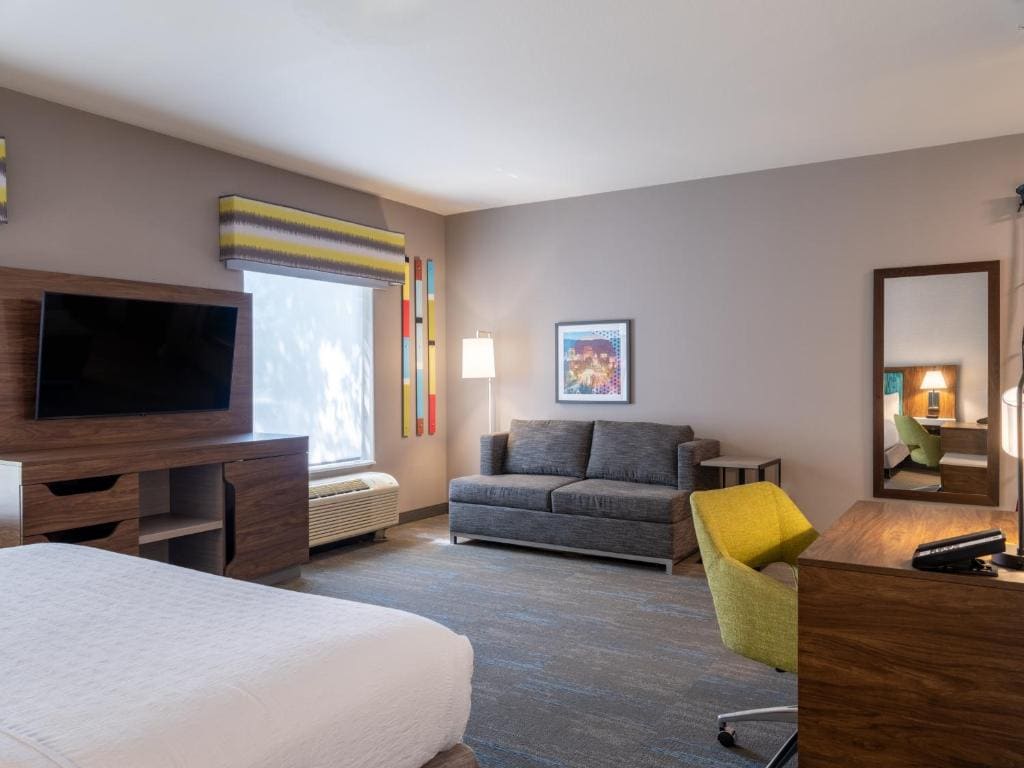 King Room with Roll-In Shower - Mobility/Hearing Accessible room - Image 2