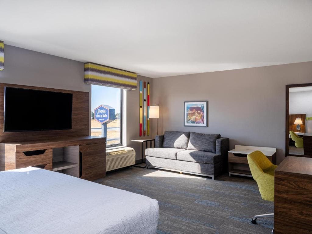 King Room - Mobility and Hearing Accessible - Non-Smoking room - Image 2