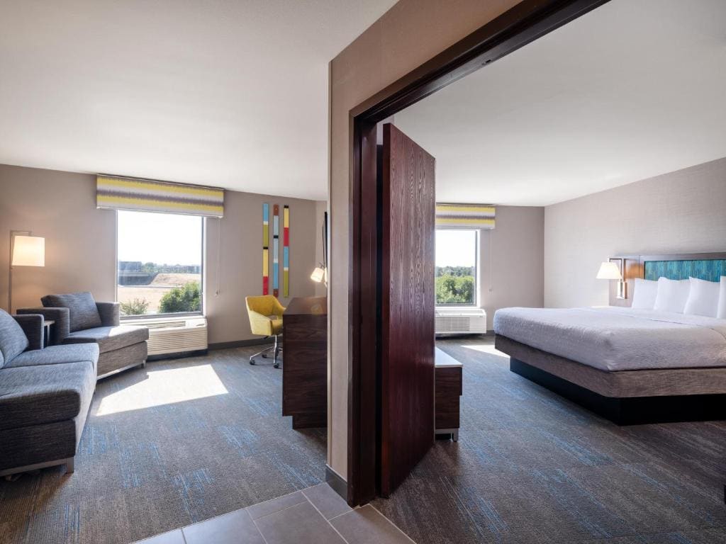 King Room with Peloton Bike - Non-Smoking room - Image 3