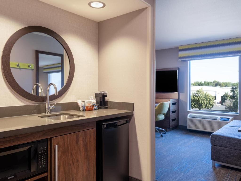 King Studio Suite - Non-Smoking room - Image 2